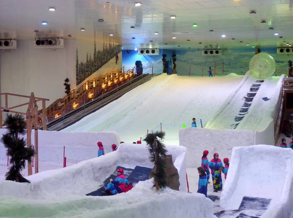 Blick auf die ehemalige Skipiste in der Skihalle Snow City Egypt