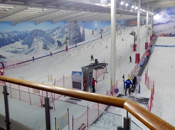 Blick vom Balkon in die Skihalle The Snow Centre