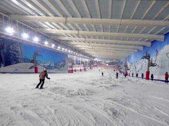 Die Hauptpiste in der Skihalle The Snow Centre