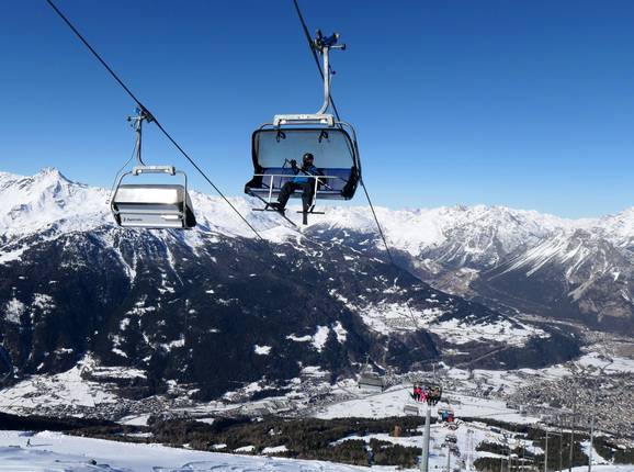 Bormio 2000-Cimino - 4er Hochgeschwindigkeits-Sesselbahn (kuppelbar) mit Abdeckhauben